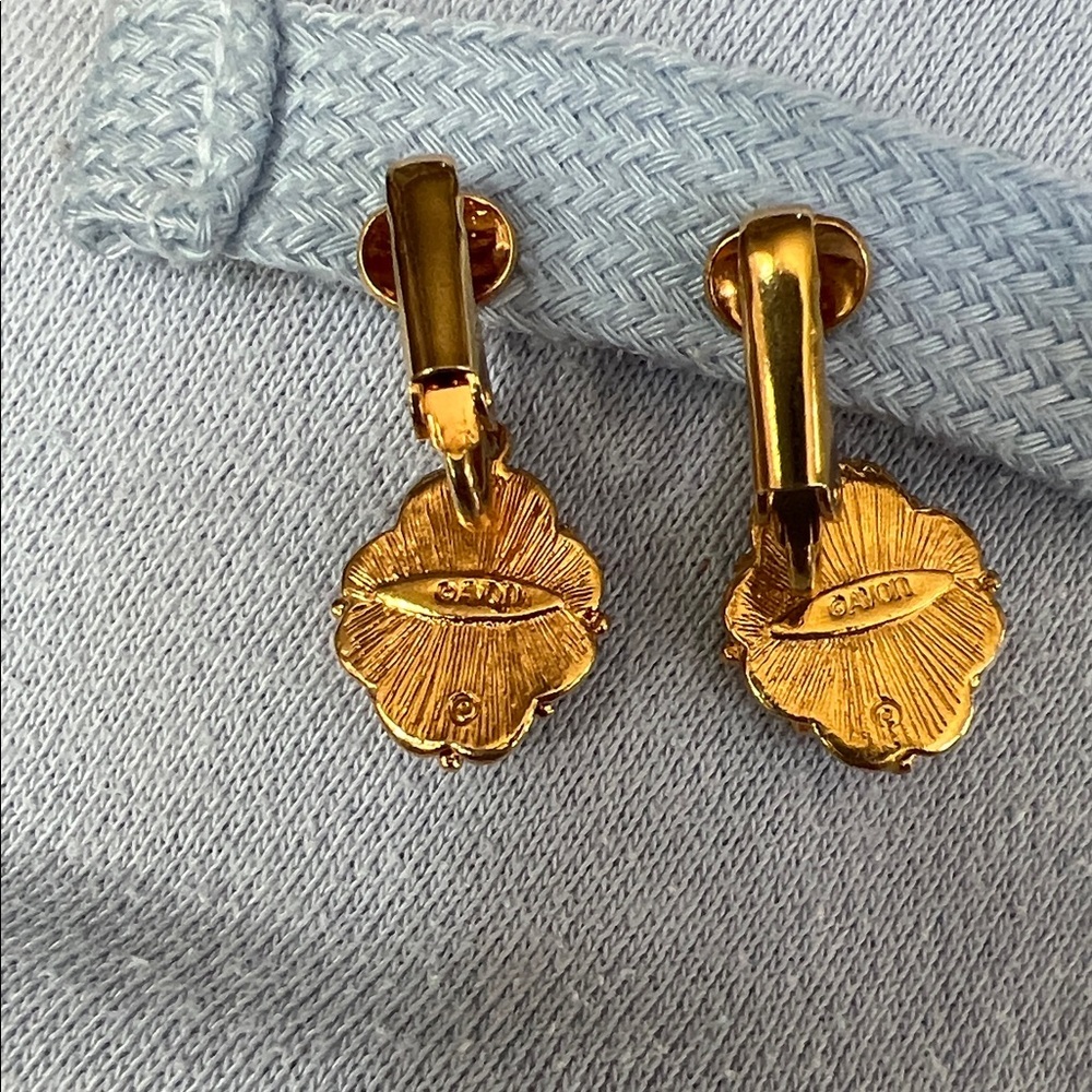 Elegant, Very Delicate Gold Cameo Earrings.WA543 - Picture 3 of 4